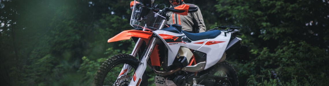 2027 KTM 690 Rally – pure rally-DNA voor de weg én het onverhard
