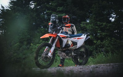 2027 KTM 690 Rally – pure rally-DNA voor de weg én het onverhard