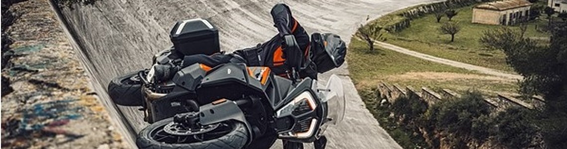 DE NIEUWE KTM 1290 SUPER ADVENTURE S LUIDT EEN NIEUW TIJDPERK IN VOOR TECHNISCH VERNUFT EN PRESTATIEGERICHTE TECHNOLOGIE