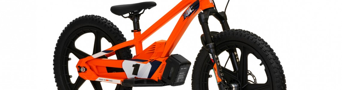 KTM LOOPT DE TOEKOMST TEGEMOET MET EEN UITGEBREIDE 2023 KTM SX-E LOOPFIETS-SERIE