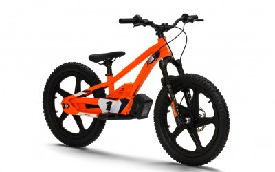 KTM LOOPT DE TOEKOMST TEGEMOET MET EEN UITGEBREIDE 2023 KTM SX-E LOOPFIETS-SERIE