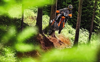 DURF JIJ HET AAN? DE 2023 KTM 890 ADVENTURE R SLAAT EEN NIEUWE WEG IN