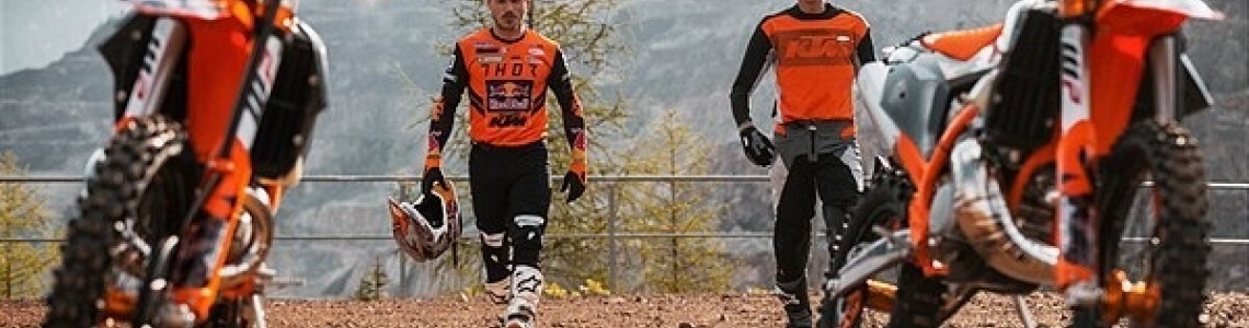SNEL KIJKEN: CHRIS BIRCH VS. KAILUB RUSSELL. WIE BEDWINGT DE TOP VAN DE 'IRON GIANT' OP DE NIEUWE KTM 300 EXC ERZBERGRODEO?