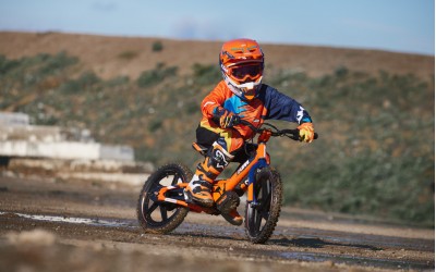 DE SPANNING BEGINT HIER! KTM’S NIEUWSTE ELEKTRISCHE LOOPFIETSEN