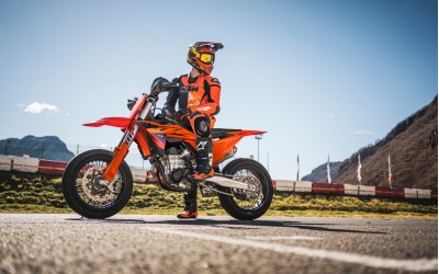 KTM PRESENTEERT VERNIEUWDE 450 SMR VOOR 2026