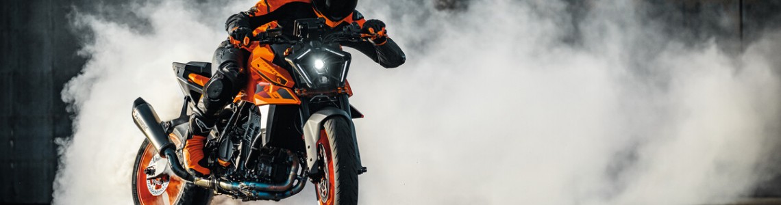 DE KTM 990 DUKE 2024 RAAKT DOEL MET UITZONDERLIJKE NAUWKEURIGHEID